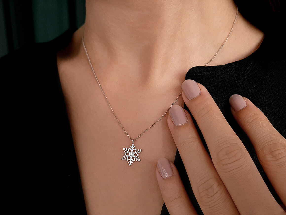 8K Beyaz Altın ve 0,07 ct pırlantalı kar tanesi kolye ucu - Rosy Lab Diamonds’tan yüksek kaliteli Mücevher