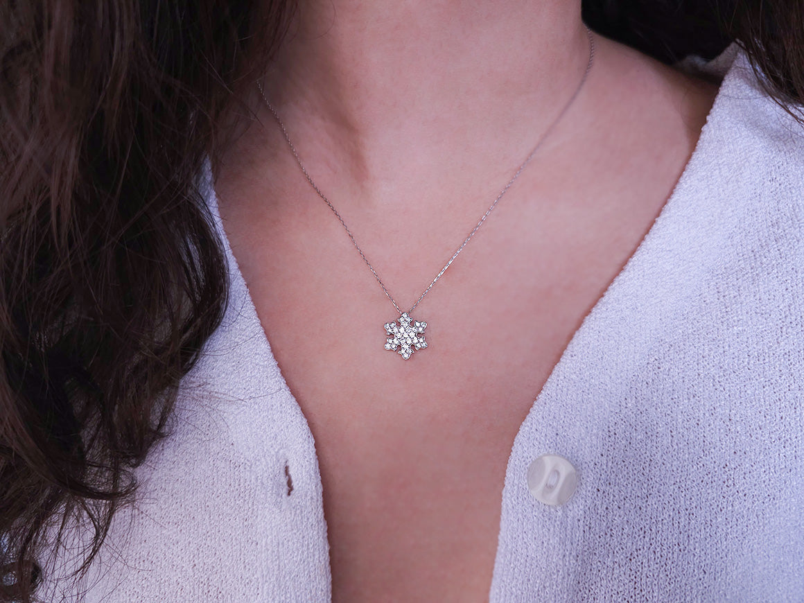 Radiant snowflake pendant with 31 lab-grown diamonds - 14-karat gold - high-quality Jewelry by Rosy Lab Diamonds