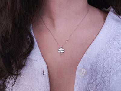 Strahlender Schneeflocken-Anhänger mit Laborgezüchteten Rundschliff-Diamanten