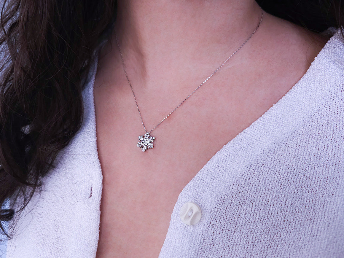 Radiant snowflake pendant with 31 lab-grown diamonds - 14-karat gold - high-quality Jewelry by Rosy Lab Diamonds