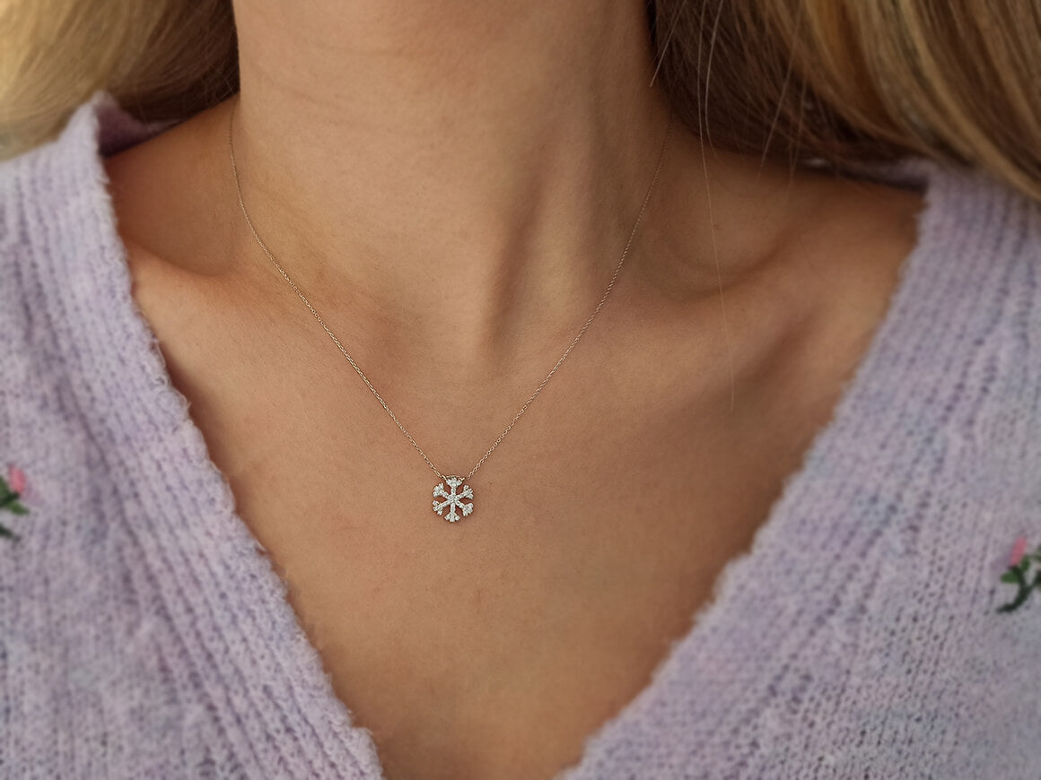 Funkelnder Schneeflockenanhänger mit 37 laborgezüchteten Diamanten - 14 Karat Gold - hochwertiger Schmuck von Rosy Lab Diamonds