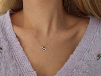 Sparkling snowflake pendant with lab-grown round brilliant cut diamonds