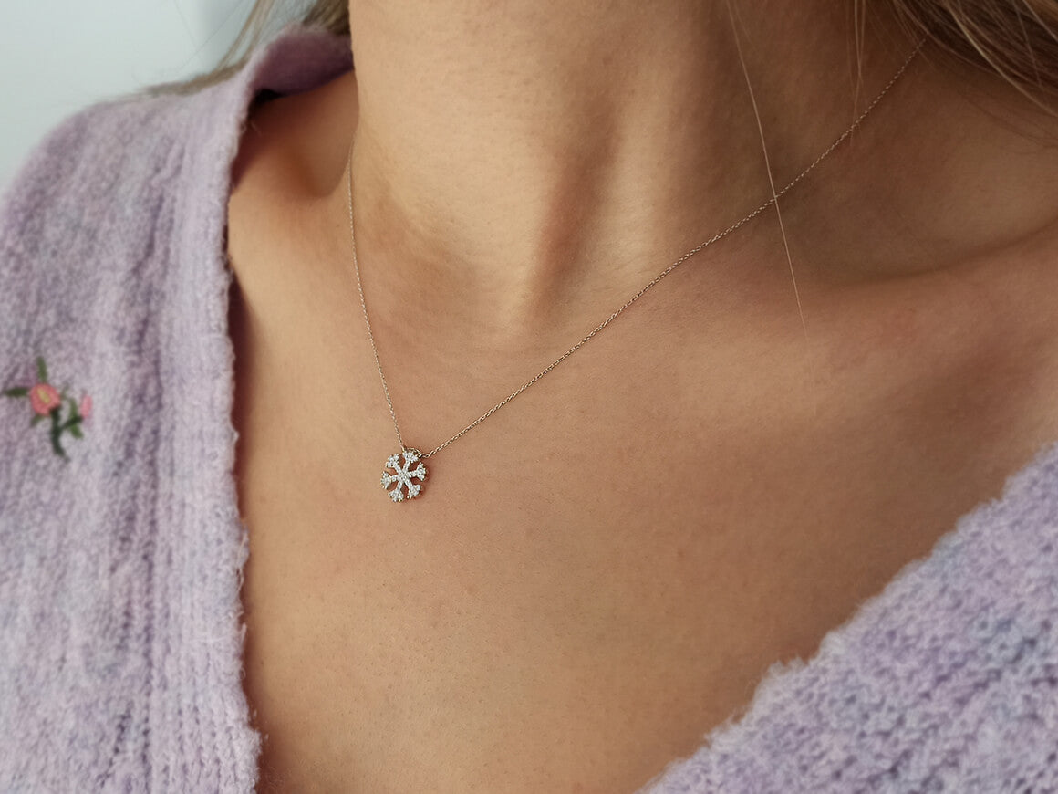 Funkelnder Schneeflockenanhänger mit 37 laborgezüchteten Diamanten - 14 Karat Gold - hochwertiger Schmuck von Rosy Lab Diamonds