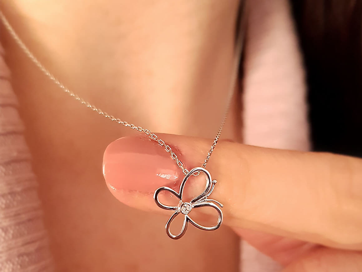 Délicat collier papillon avec Diamant de laboratoire en Or Blanc 8K – Bijoux haut de gamme de Rosy Lab Diamonds