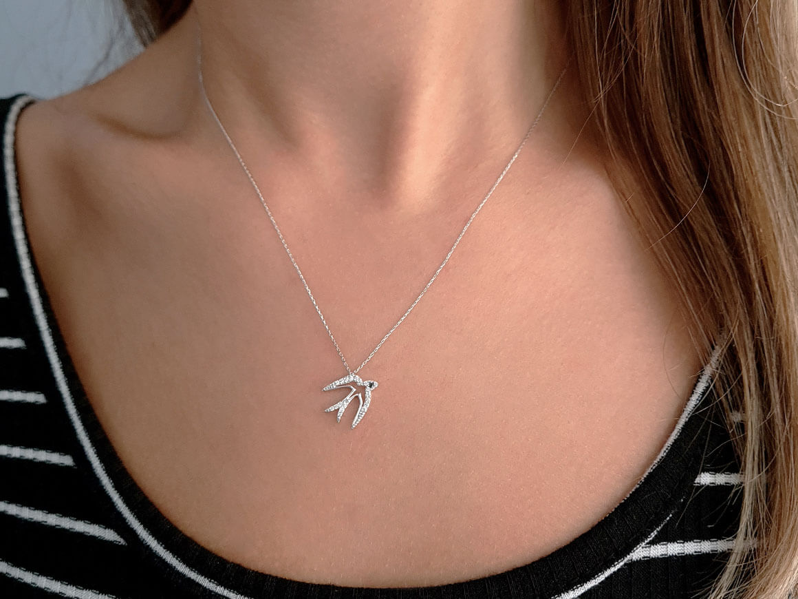 Pendentif hirondelles avec diamants blancs et noirs – Or Blanc 8K – Bijoux haut de gamme de Rosy Lab Diamonds