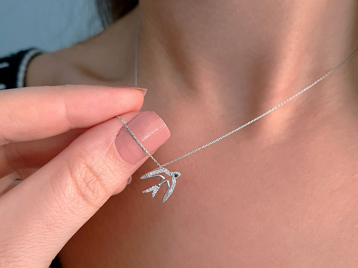 Pendentif hirondelles avec diamants blancs et noirs – Or Blanc 8K – Bijoux haut de gamme de Rosy Lab Diamonds