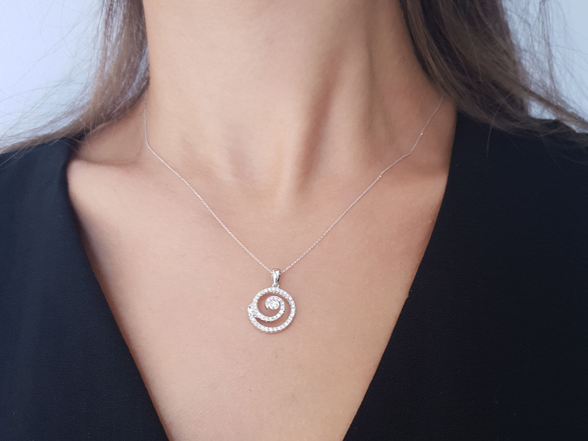 Pendentif spirale avec 47 diamants de laboratoire en or blanc 14 carats – Design élégant Lava