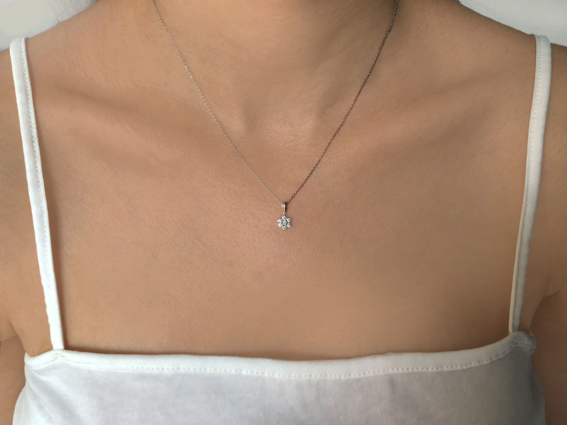 Zarte Blumenanhänger-Halskette mit 7 runden labordiamanten – 0,17 ct in 8K Gold