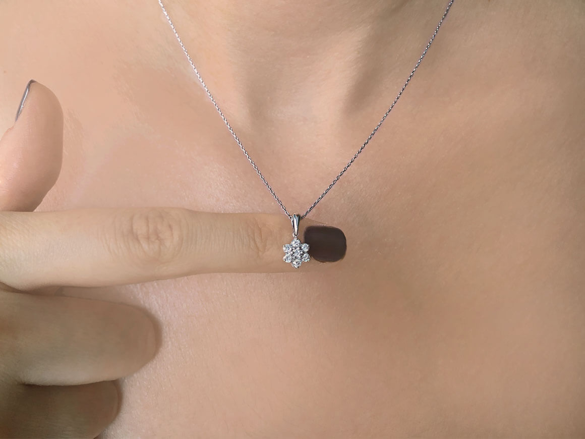 Zarte Blumenanhänger-Halskette mit 7 runden labordiamanten – 0,17 ct in 8K Gold