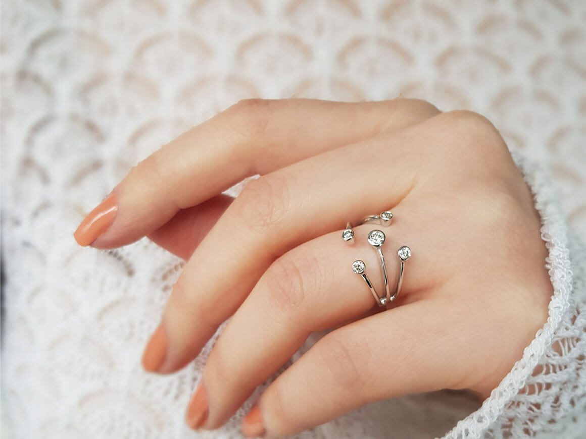Modern ring with 1 center diamond and 4 lab-grown diamonds, 0.24 ct, in 14K White Gold – high-quality Jewelry from Rosy Lab Diamonds