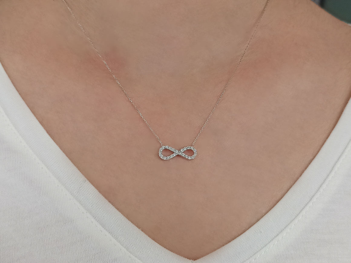 Chaîne d'infinité épurée avec 23 diamants de laboratoire en or blanc 14 carats