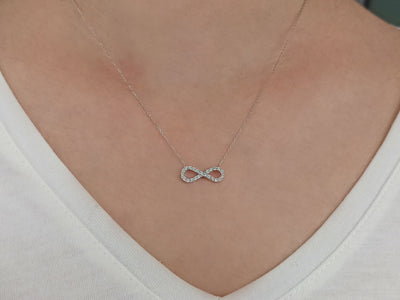 Chaîne d'infinité épurée avec 23 diamants de laboratoire en or blanc 14 carats