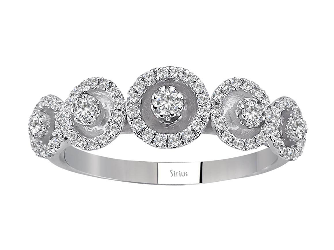 Verspielter Ring mit 5 zentralen & 70 umlaufenden Labordiamanten in 14K Weißgold – Modell 04R0338