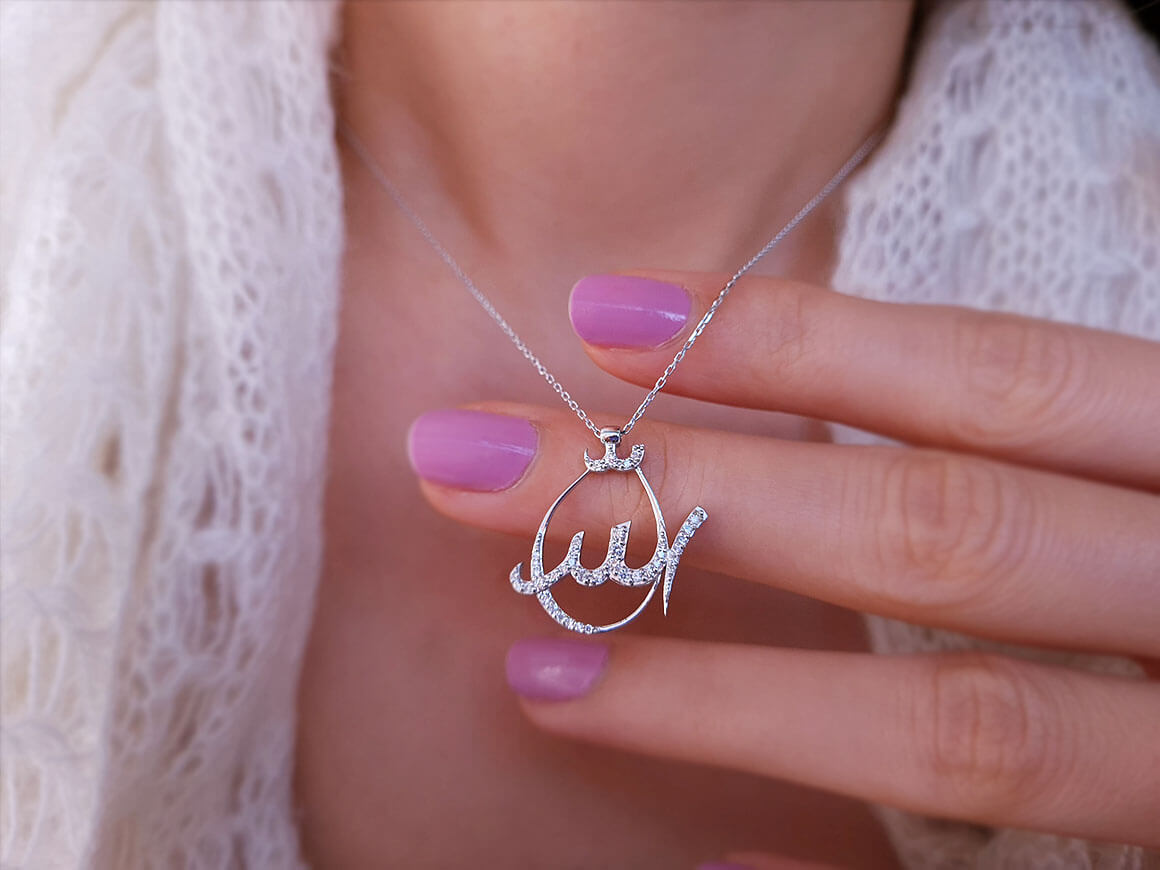 Laboratuvar pırlantalı Allah kolyesi | 14 ayar Beyaz Altın - Rosy Lab Diamonds’tan yüksek kaliteli Mücevher