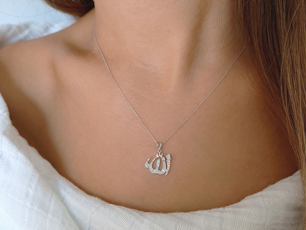Diamant „Allah" Anhänger aus 14K Weißgold - Spiritueller Glanz - hochwertiger Schmuck von Rosy Lab Diamonds
