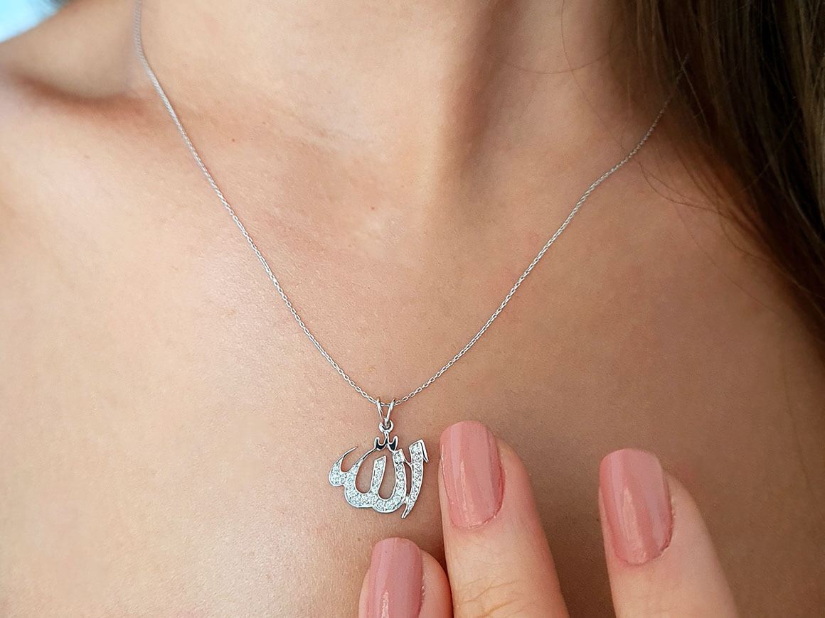Diamant „Allah" Anhänger aus 14K Weißgold - Spiritueller Glanz - hochwertiger Schmuck von Rosy Lab Diamonds