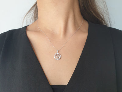 Zirkularer Anhänger mit Stern-Mond-Motiv und Labor-Diamanten