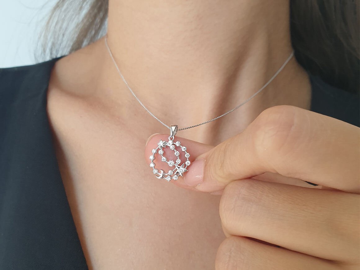 Zirkularer Anhänger mit Stern-Mond-Motiv und Labor-Diamanten