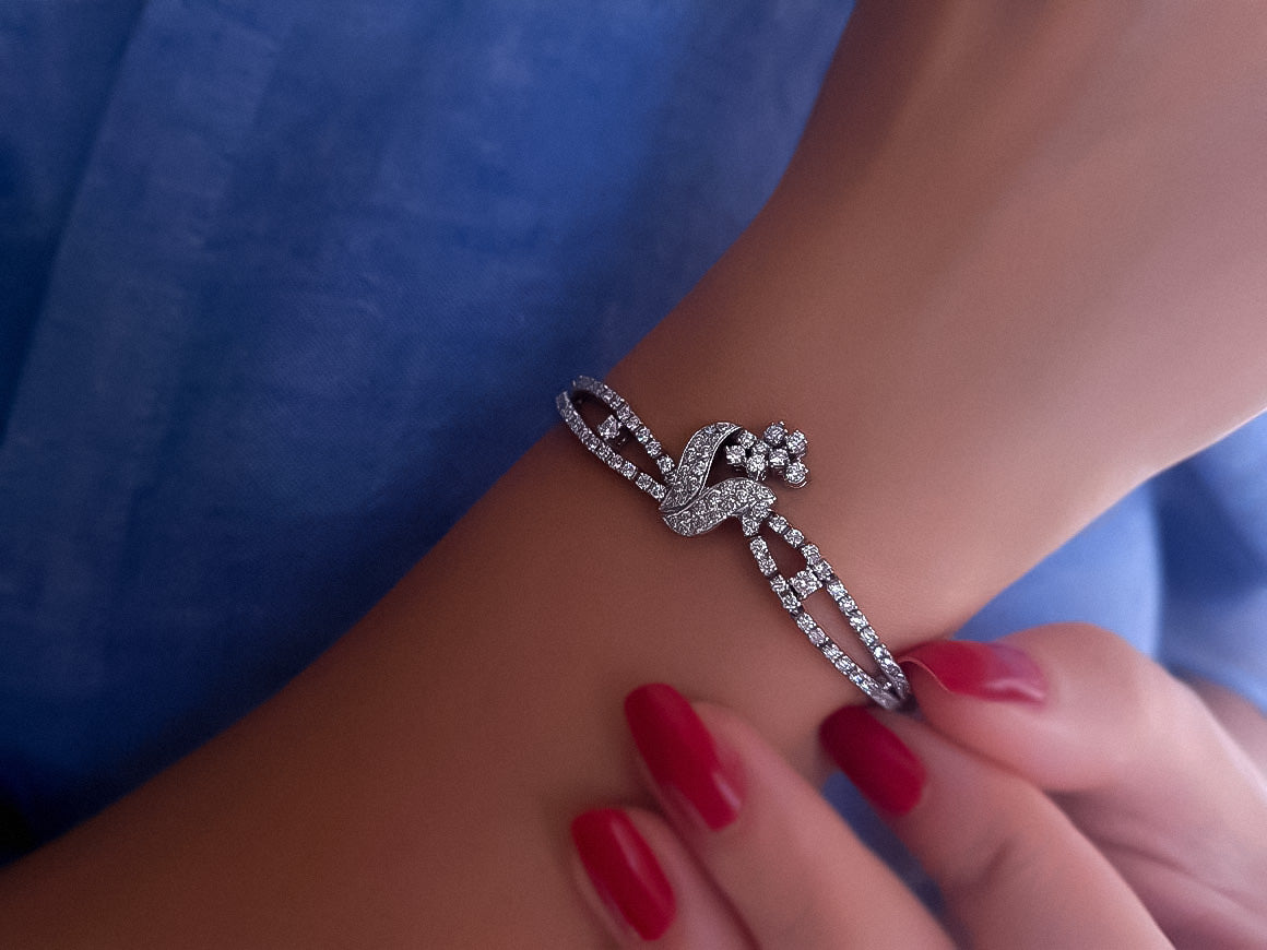 Elegant diamond bracelet with floral bow shape made of 14K white gold – 2.30 carats