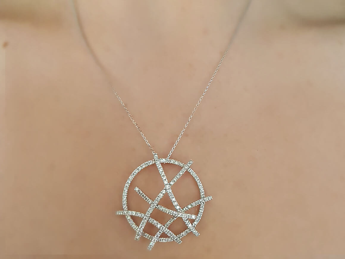 Collier statement avec 127 diamants de laboratoire en or blanc 14 carats
