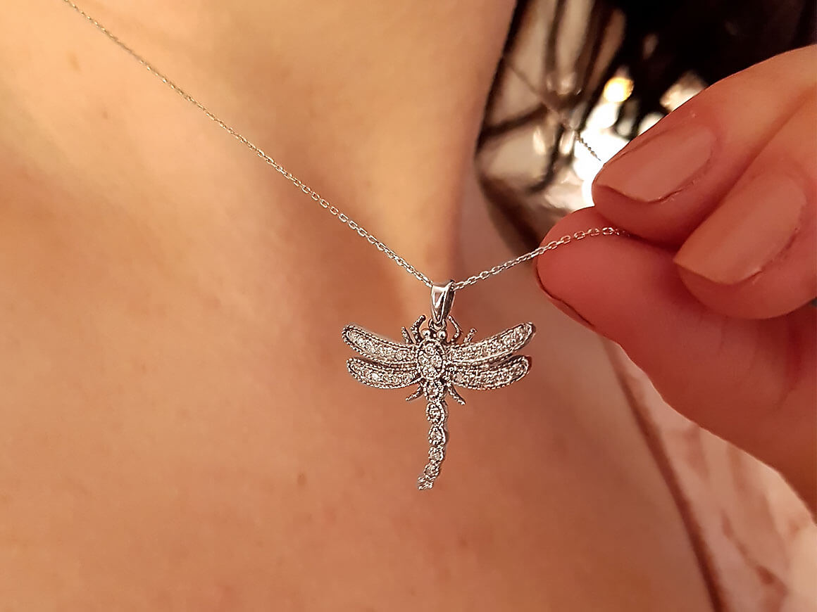 Pendentif libellule avec 36 diamants de laboratoire en or 14 carats | Bijoux élégants - bijoux haut de gamme de Rosy Lab Diamonds