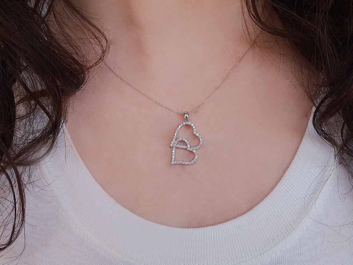 Pendentif double cœur scintillant avec 53 diamants de laboratoire – or 14 carats – Bijoux haut de gamme de Rosy Lab Diamonds