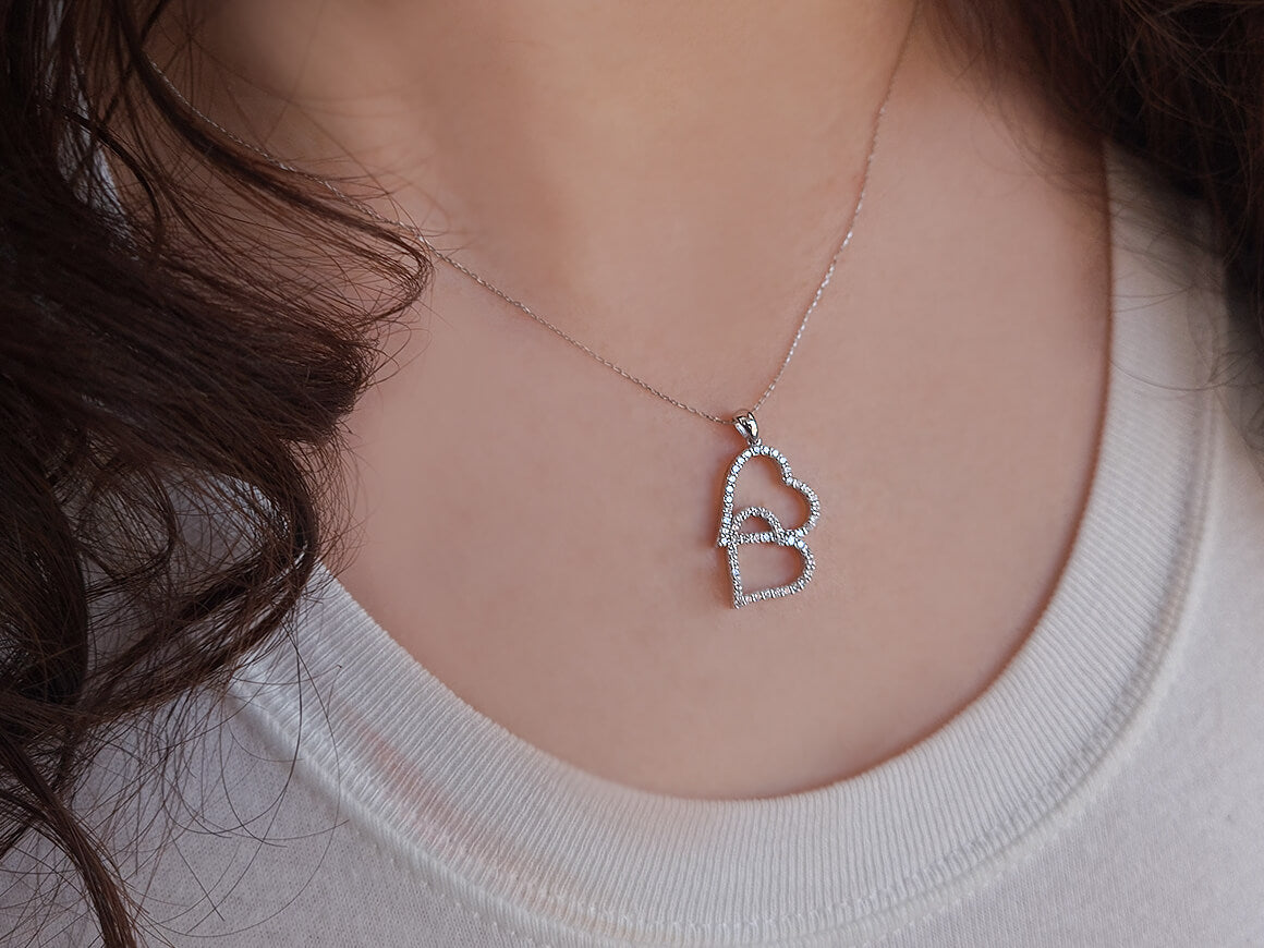 Pendentif double cœur scintillant avec 53 diamants de laboratoire – or 14 carats – Bijoux haut de gamme de Rosy Lab Diamonds