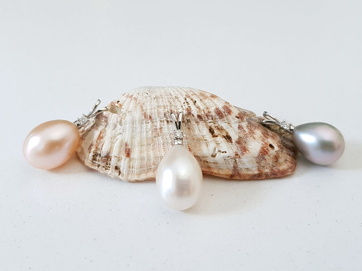 Pendant with silver-colored drop pearl and lab-grown diamond – 14K white gold