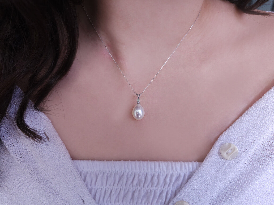 Elegant diamond pearl necklace with teardrop pendant made of 14K white gold