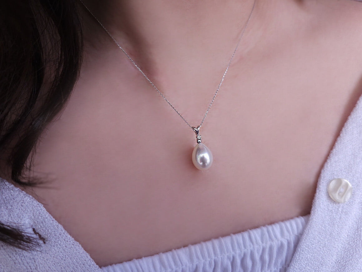 Elegant diamond pearl necklace with teardrop pendant made of 14K white gold