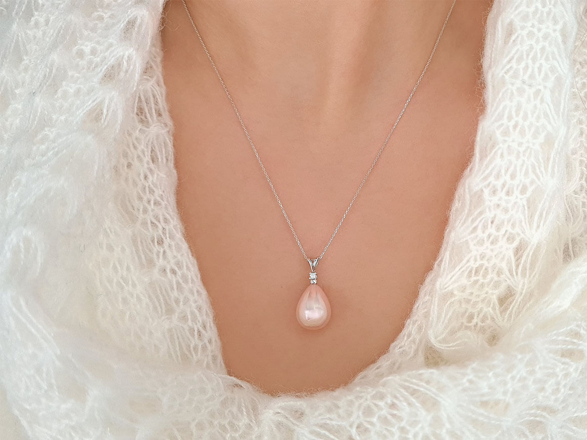 Pendentif avec perle goutte rose et diamant synthétique – or blanc 14K