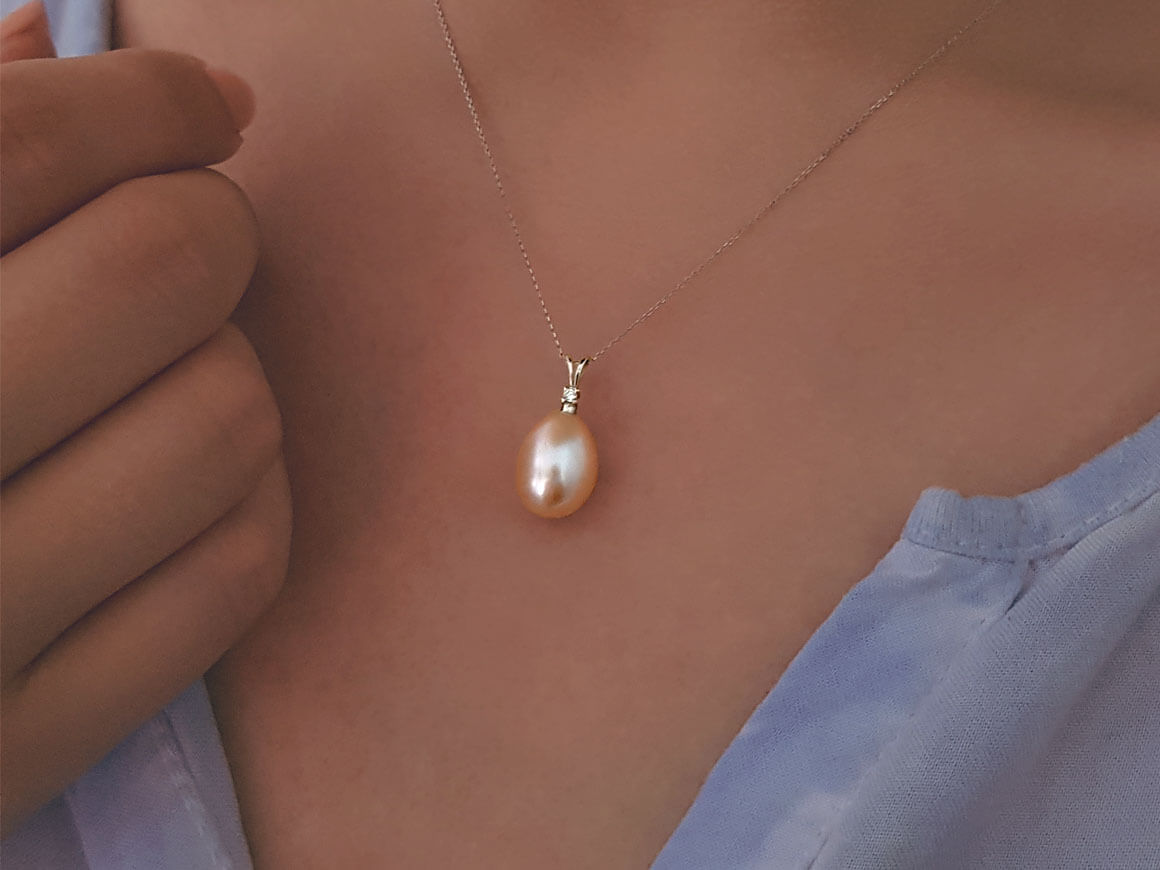Pendentif avec perle goutte rose et diamant synthétique – or blanc 14K