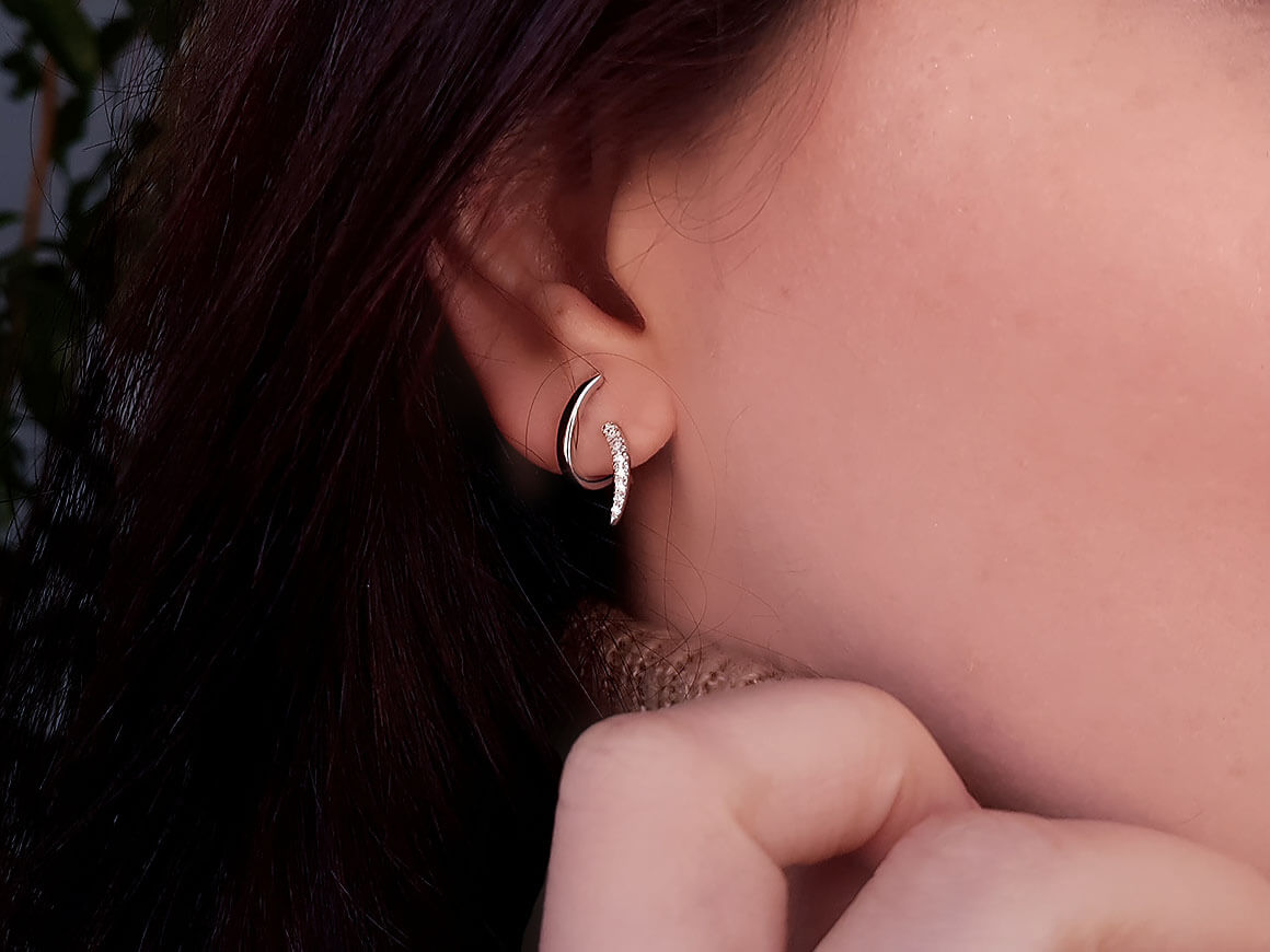أقراط نصف حلقية بألماس مختبري من ذهب أبيض عيار 585 - مجوهرات فاخرة من Rosy Lab Diamonds