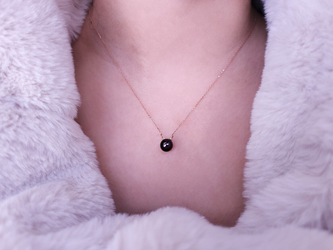 Siyah incili ve laboratuvar üretimi elmaslı kedi kolye ucu | 8K Rose Altın - Rosy Lab Diamonds’tan yüksek kaliteli Mücevher