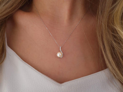 Elegant necklace with round pearl (2.85 ct) and diamonds in 14K white gold