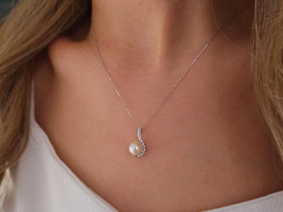 Elegant necklace with round pearl (2.85 ct) and diamonds in 14K white gold