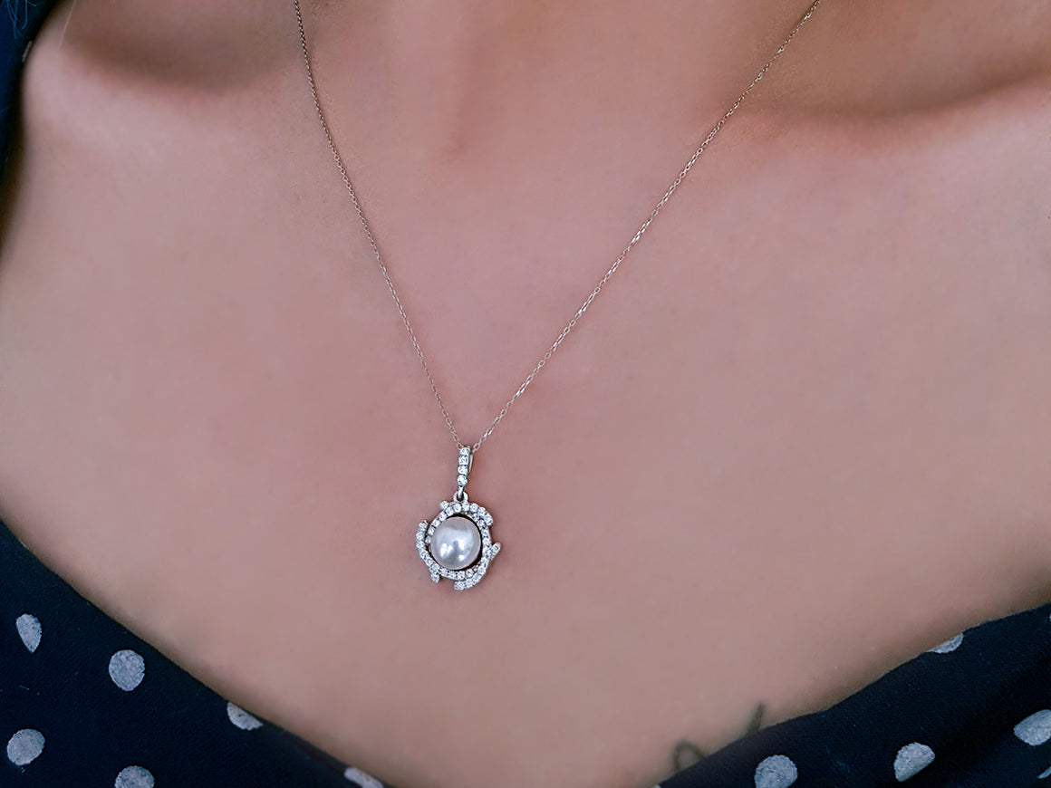 Elegant necklace with 5 ct round pearl and 41 diamonds in 14K white gold