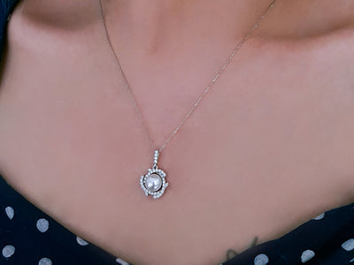 Elegant necklace with 5 ct round pearl and 41 diamonds in 14K white gold