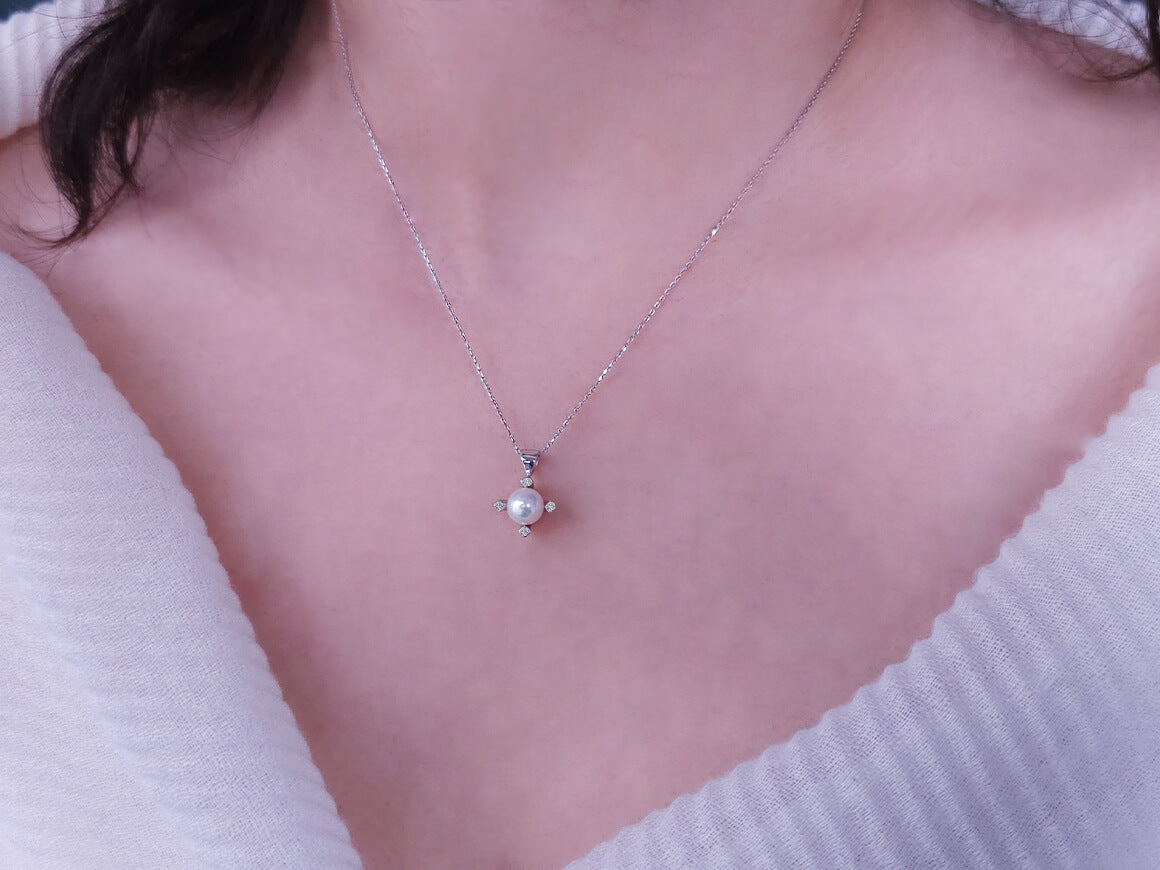 Cross-shaped pearl pendant with 4 diamonds in 8K white gold