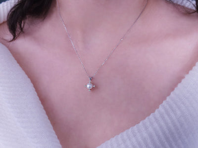 Cross-shaped pearl pendant with 4 diamonds in 8K white gold