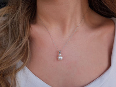Elegant necklace with round pearl and two diamonds in 8K white gold
