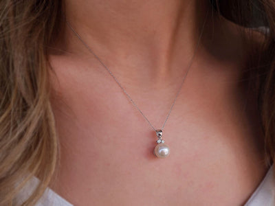 Elegant necklace with round pearl and two diamonds in 8K white gold