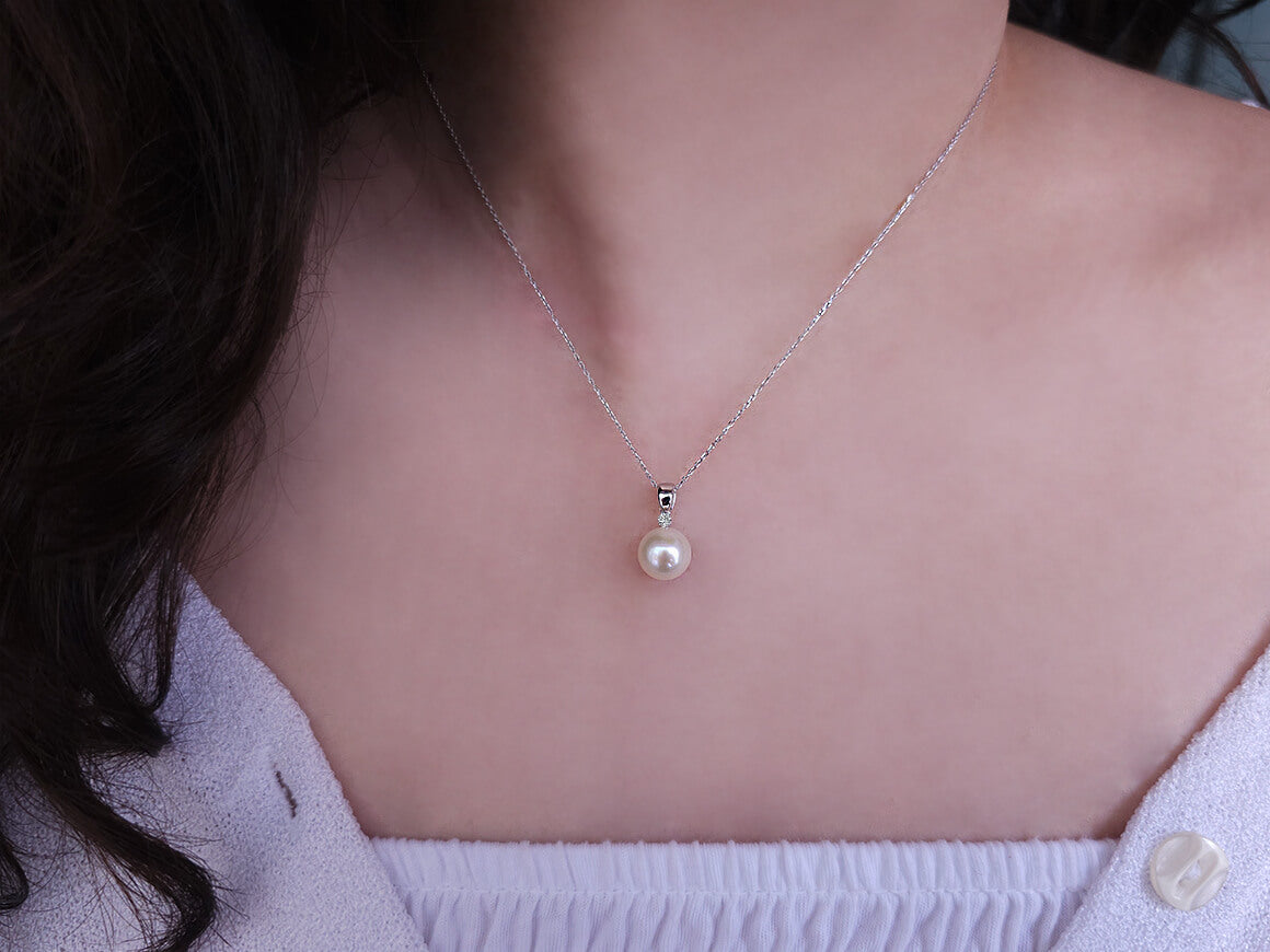 Classic necklace with round pearl and diamond in 8K white gold