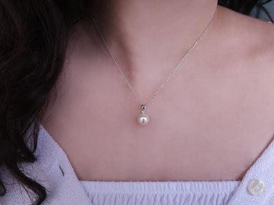 Classic necklace with round pearl and diamond in 8K white gold
