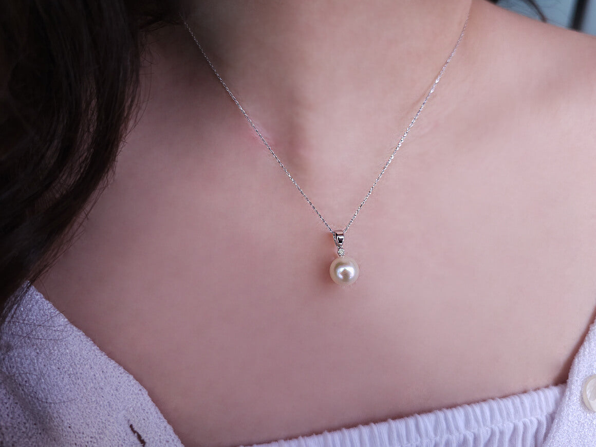 Classic necklace with round pearl and diamond in 8K white gold