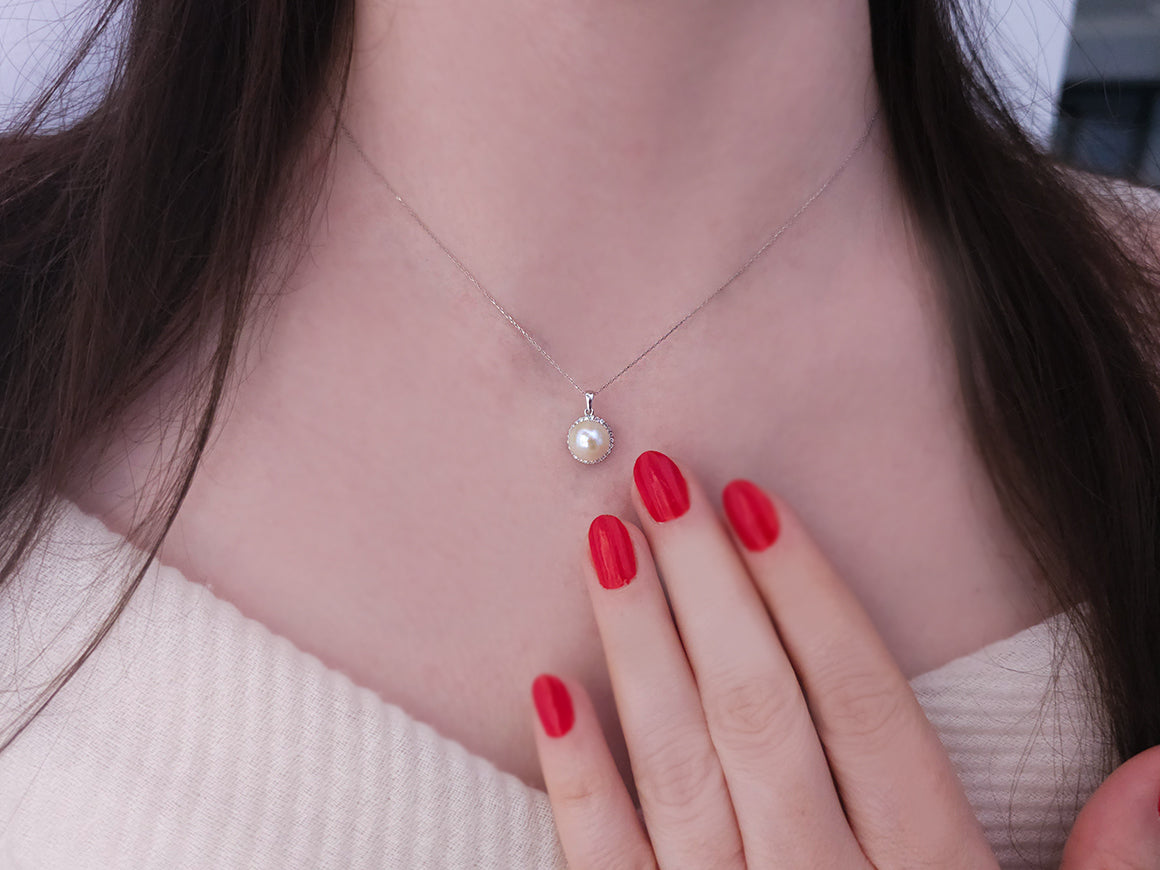 Collier élégant avec perle et diamant cultivé en laboratoire de 0,13 ct en or blanc 14K