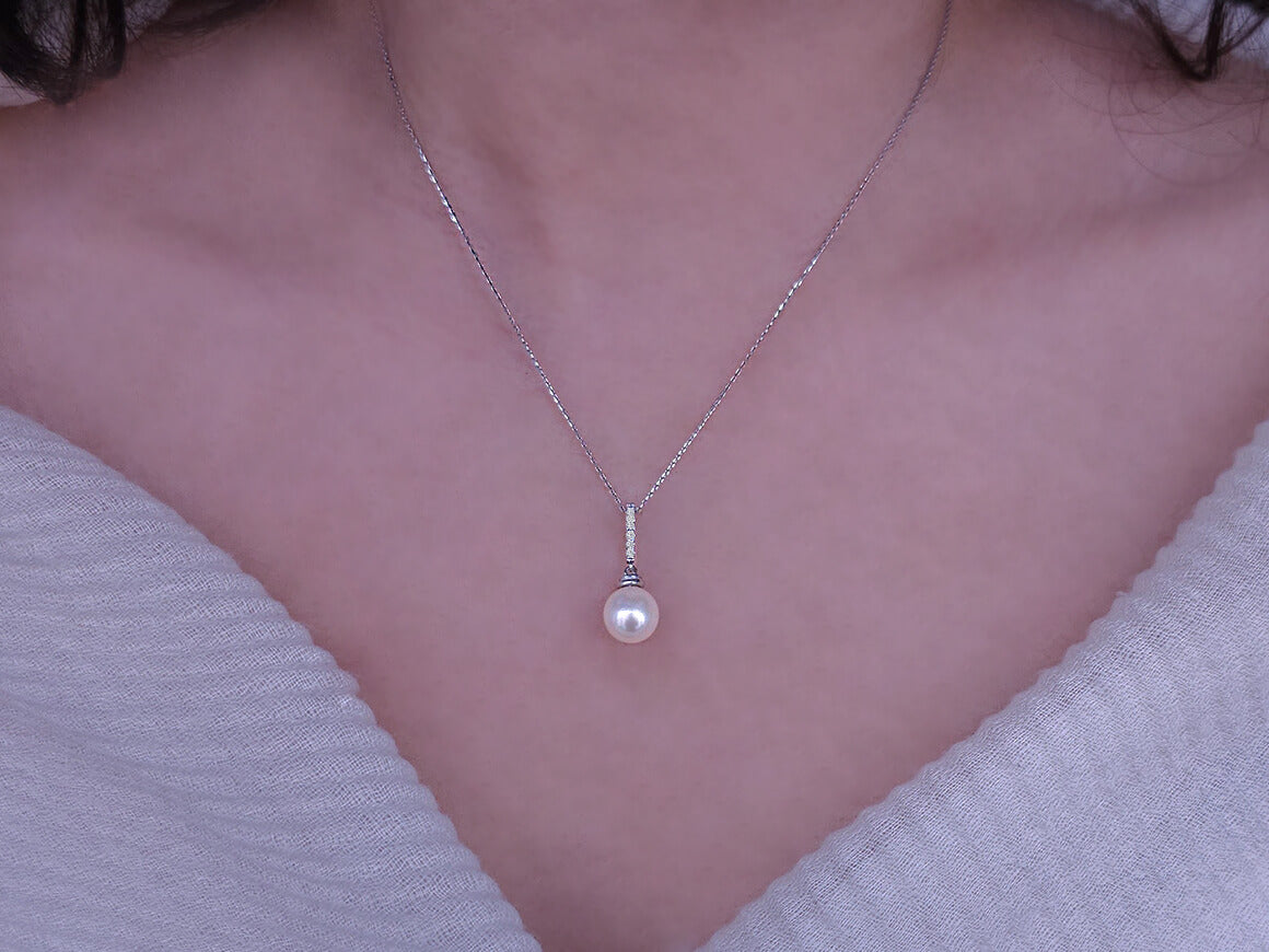 Elegant pearl necklace with diamond setting (0.08 ct) – 14K white gold