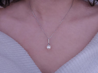 Elegant pearl necklace with diamond setting (0.08 ct) – 14K white gold