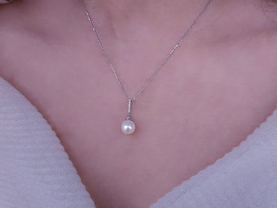 Elegant pearl necklace with diamond setting (0.08 ct) – 14K white gold