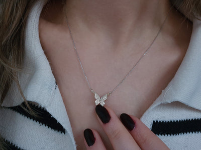 Pendentif papillon avec 32 diamants de laboratoire en or blanc 14 carats